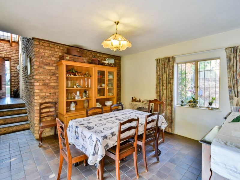 MUCH-LOVED FAMILY HOME IN OLD FAERIE GLEN - Photo 4