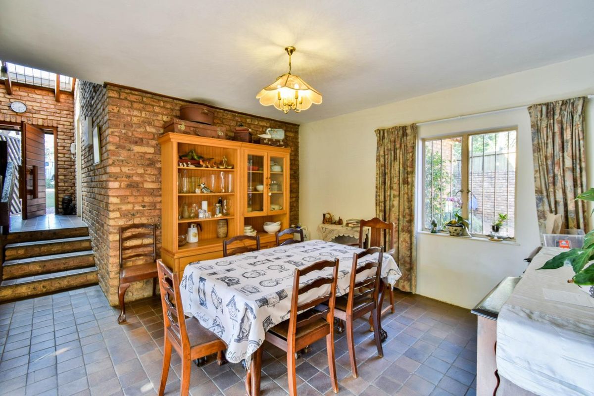 MUCH-LOVED FAMILY HOME IN OLD FAERIE GLEN - Photo 4