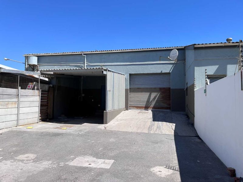 Exclusive Marine Drive Entry: Versatile Warehouse Space - Photo 2