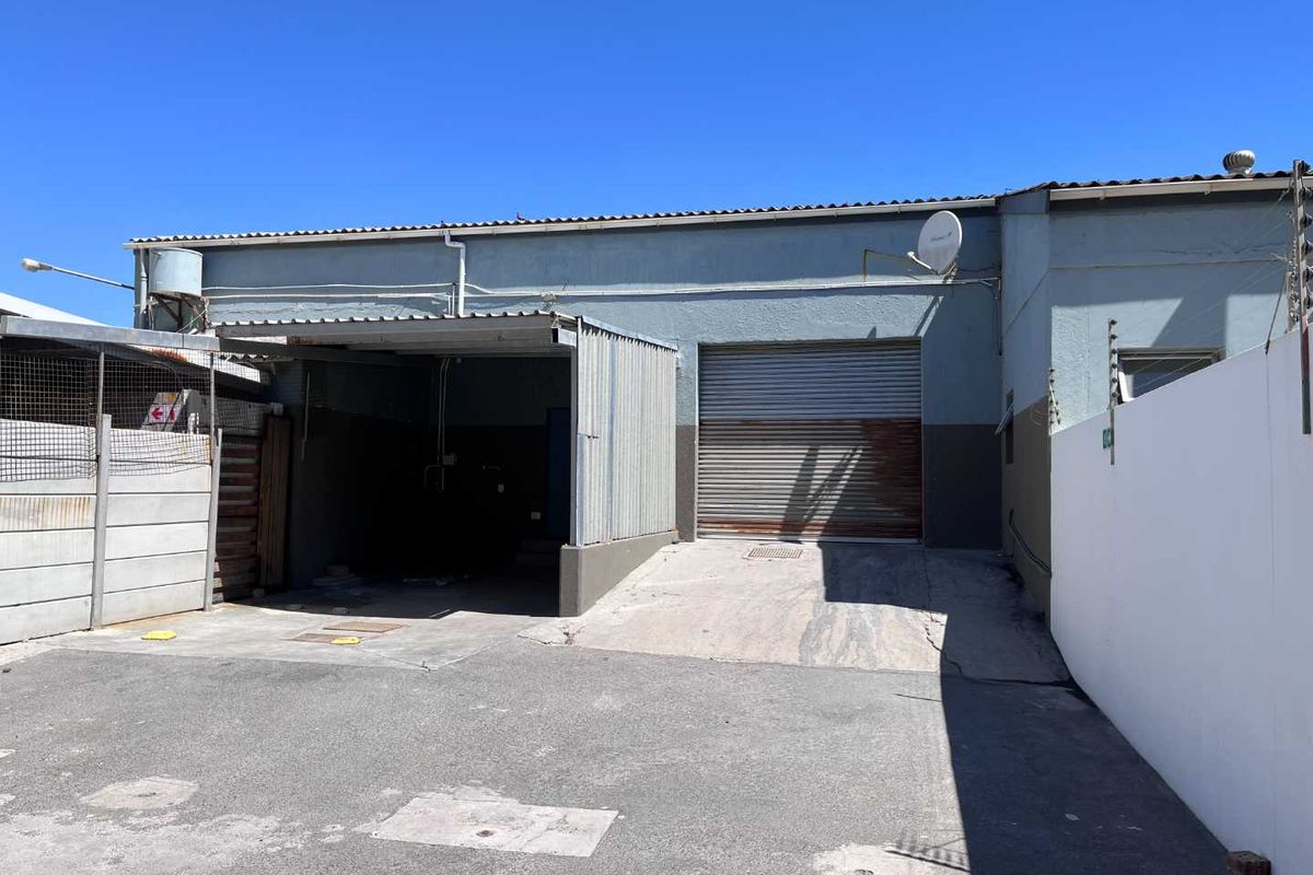 Exclusive Marine Drive Entry: Versatile Warehouse Space - Photo 2