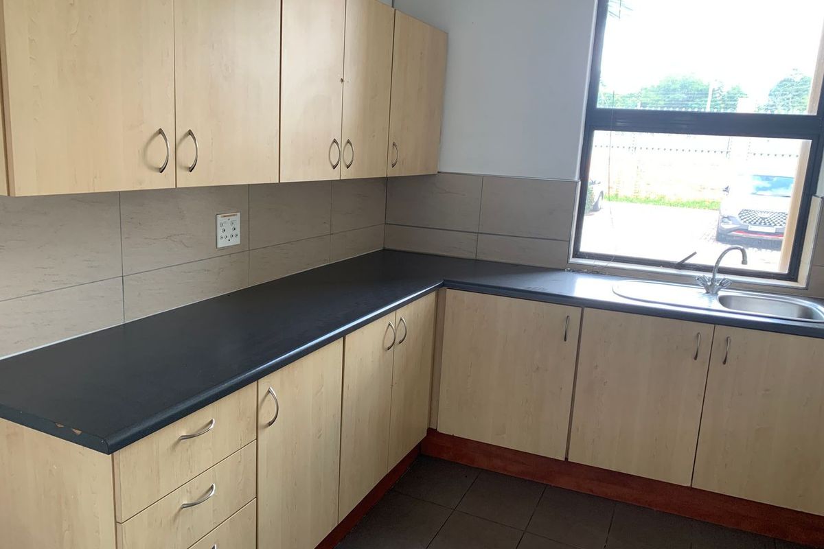 472m2 Paulshof Office To Let - Photo 5