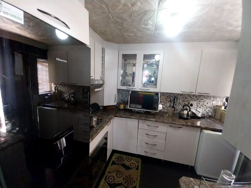 4 Bedroom House Ready To Welcome You In Maokeng Tembisa Ext 1 - Photo 3