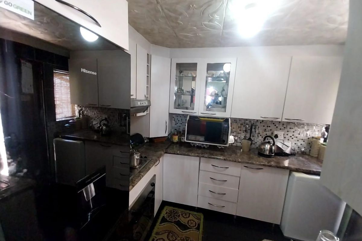 4 Bedroom House Ready To Welcome You In Maokeng Tembisa Ext 1 - Photo 3