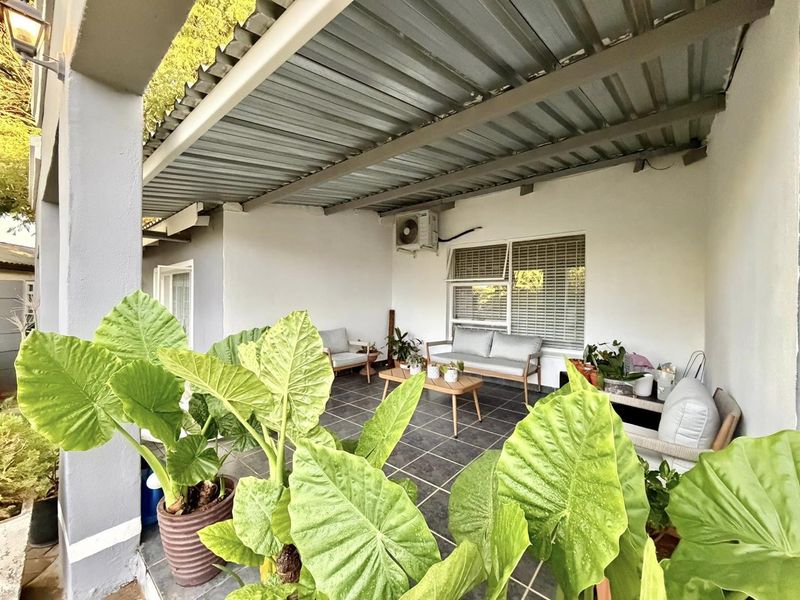 3 Bedroom House For Sale in Tauben Glen - Photo 2