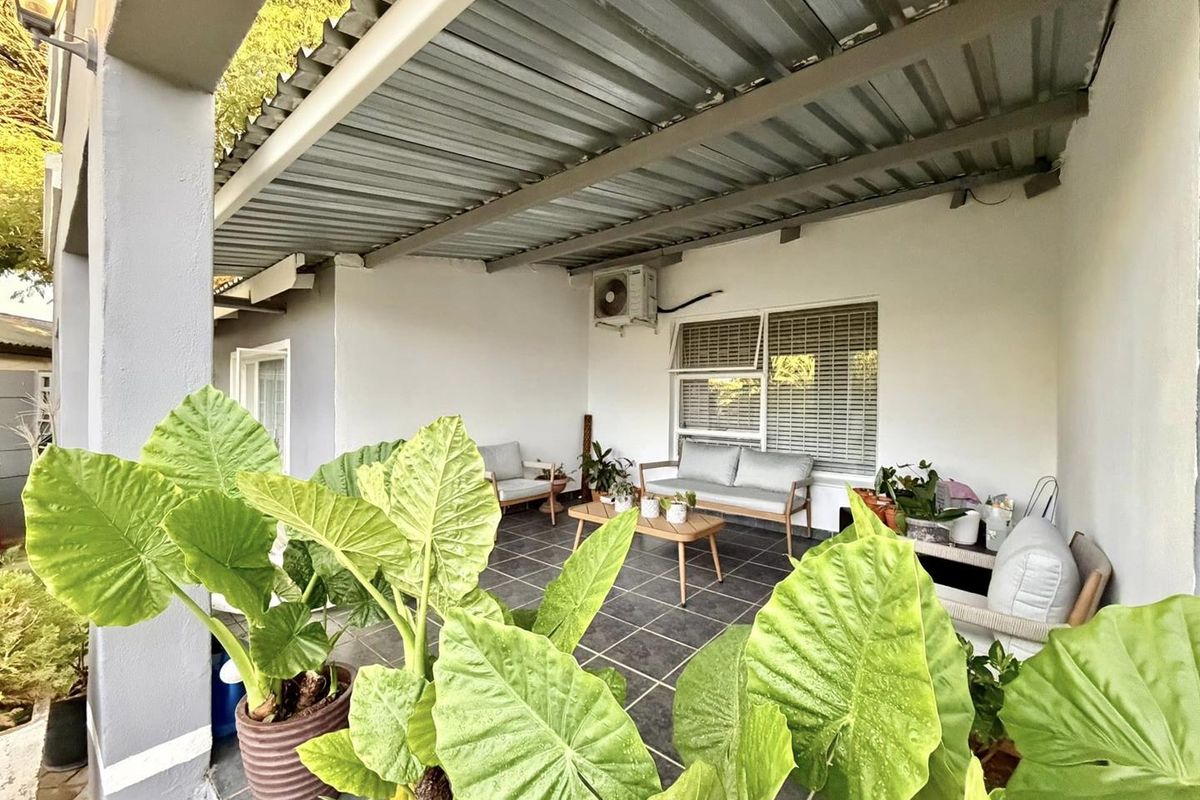 3 Bedroom House For Sale in Tauben Glen - Photo 2