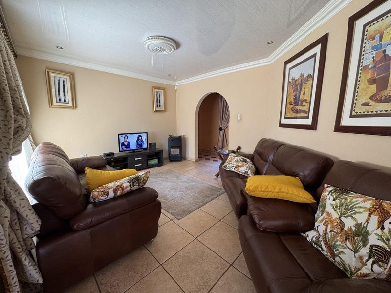 Spacious 3-Bedroom Home in Akasia Pretoria - Photo 8