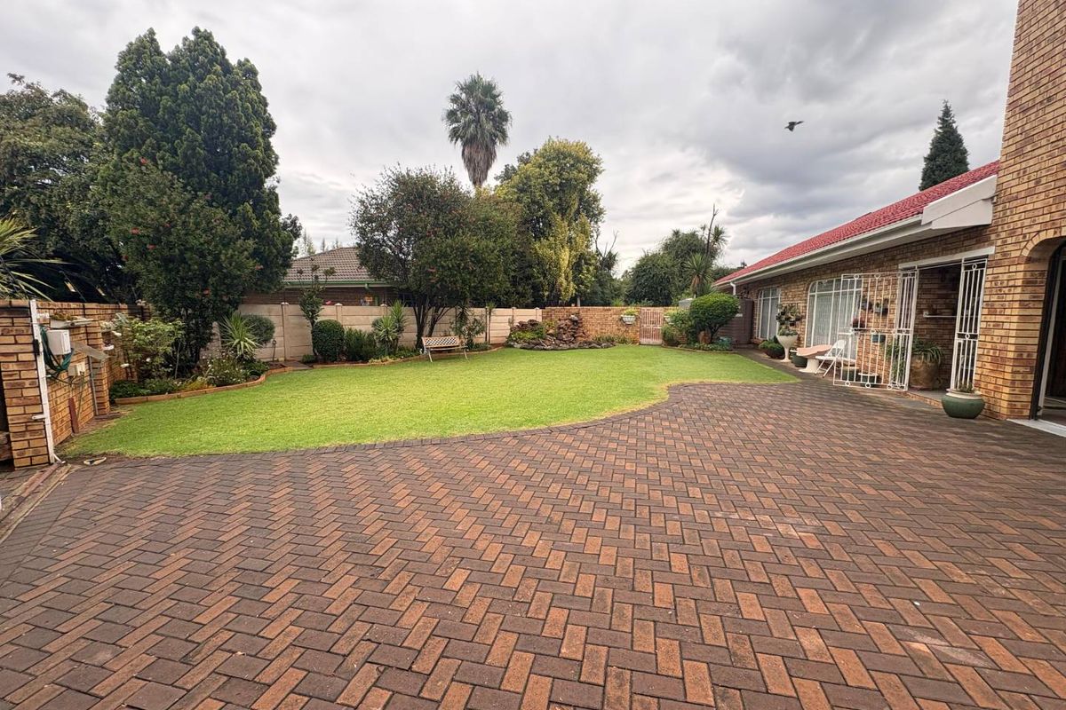 Immaculate Family Home with Exceptional Features & Dream Backyard - Photo 2