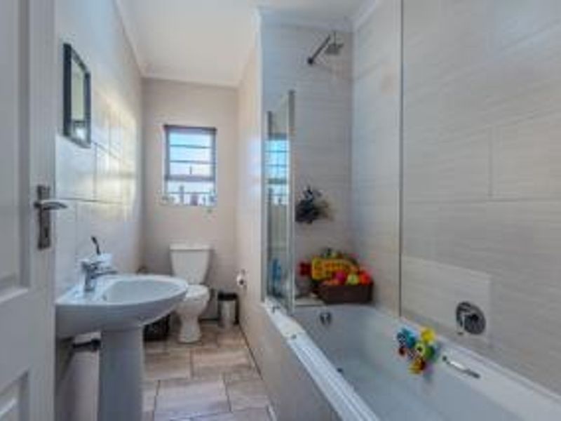 Beautiful low-maintenance 3-bedroom facebrick duplex - Photo 9