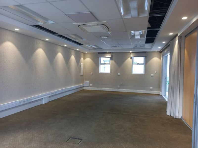 A GRADE OFFICES TO LET - Photo 2