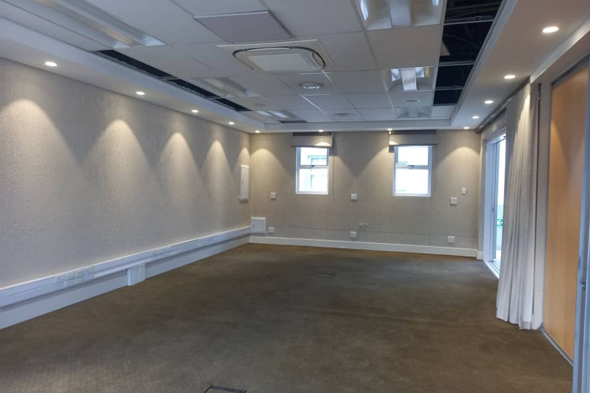 A GRADE OFFICES TO LET - Photo 2