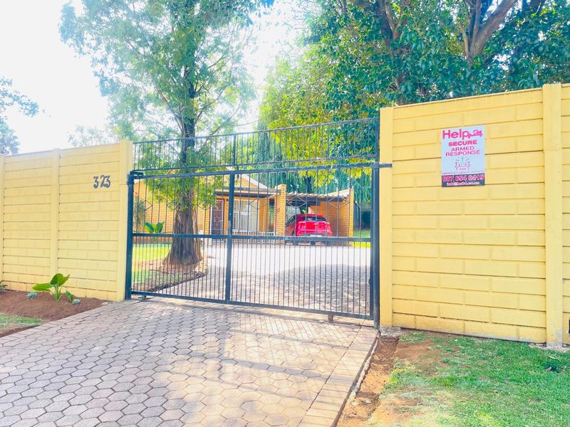 CHARMING NEAT FAMILY HOME!!!!! - Photo 2