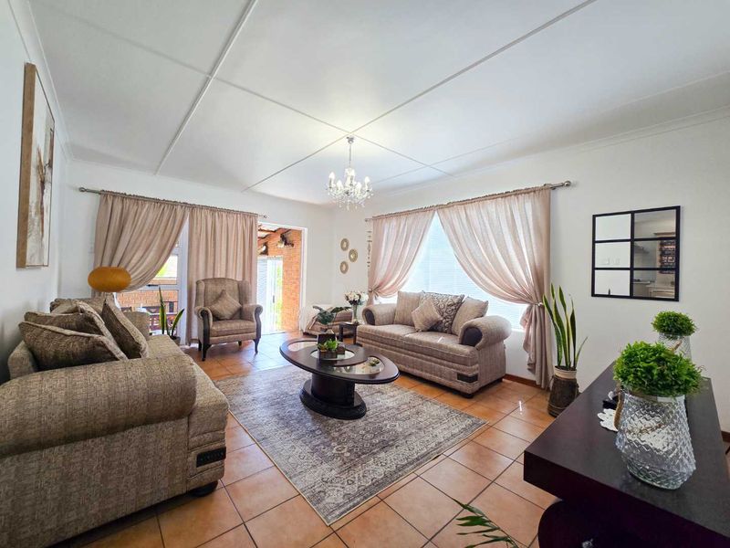 Neat family home for sale in Stilbaai-Wes. - Photo 9