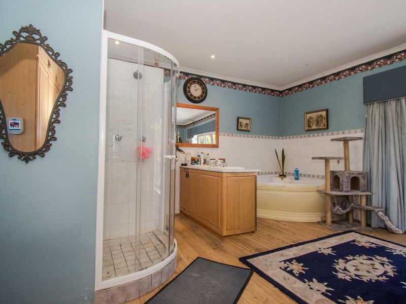 Spacious 4-Bedroom Home with Stunning Views and Versatile Living Spaces. - Photo 8