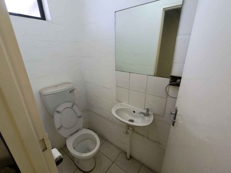 Warehouse/office To Let - Photo 10