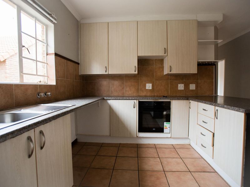 3 Bedroom Simplex with Private garden - Photo 2