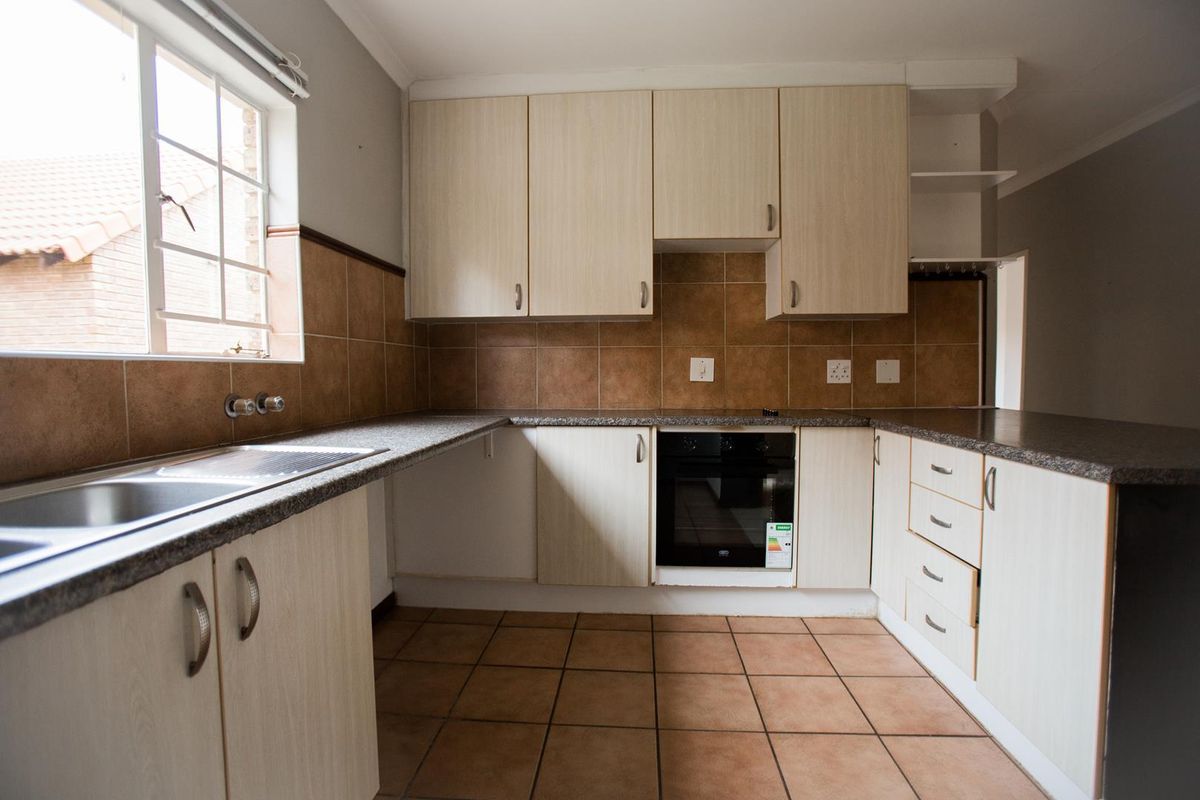3 Bedroom Simplex with Private garden - Photo 2