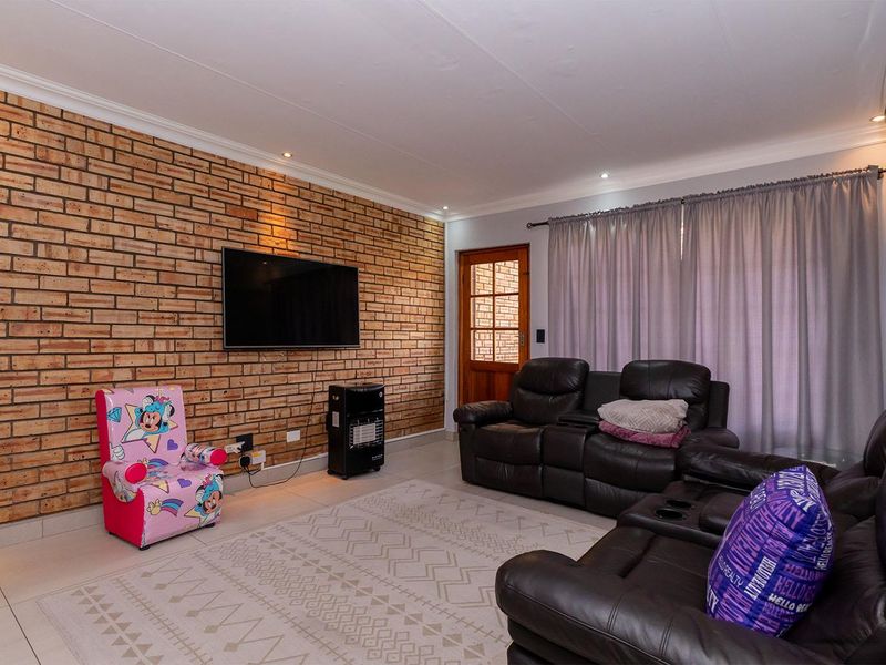 Spacious 3-Bedroom Facebrick Townhouse – Modern Living with Private Garden - Photo 5