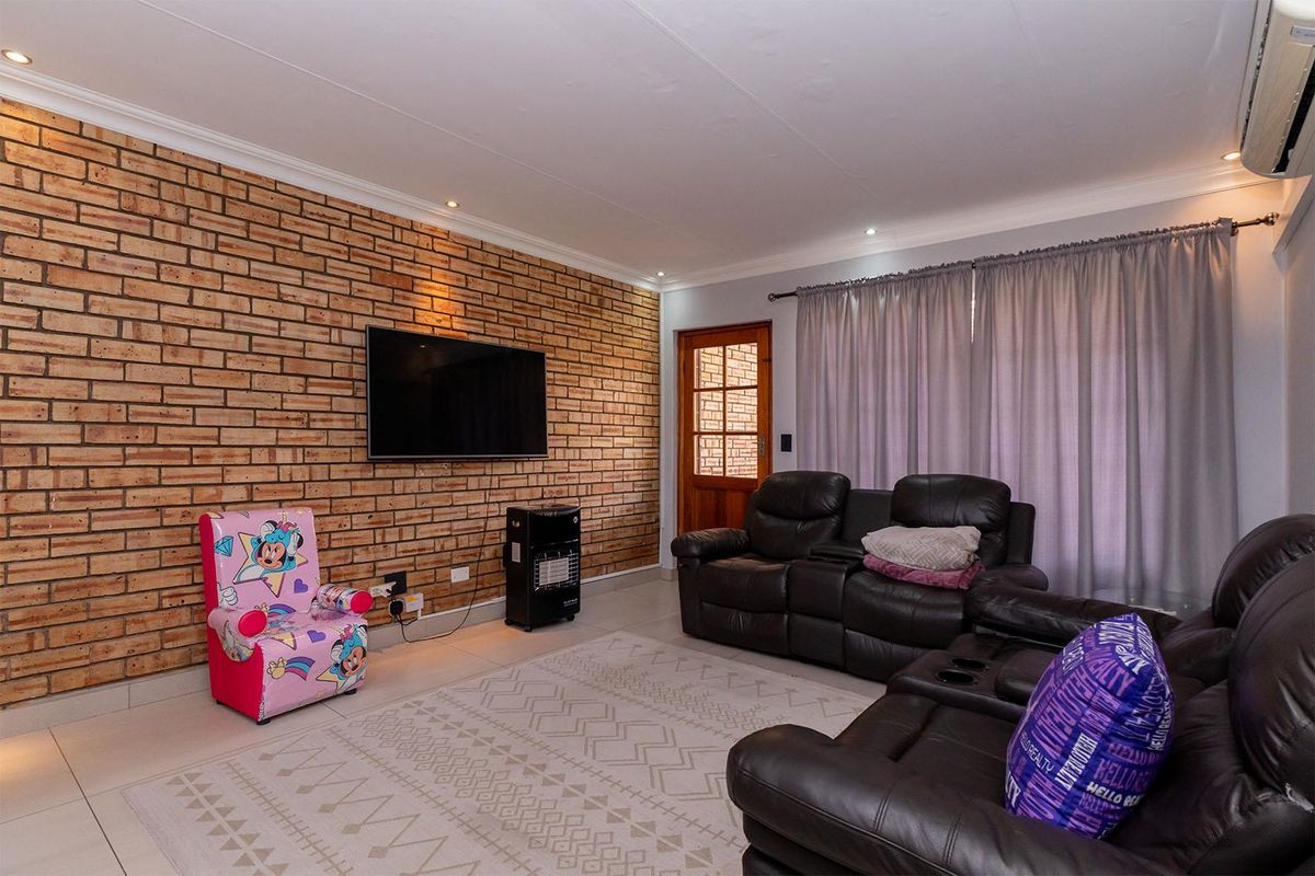 Spacious 3-Bedroom Facebrick Townhouse – Modern Living with Private Garden - Photo 5