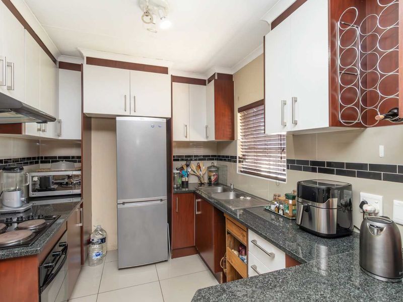 Stunning Corner Stand Townhouse: Largest Garden in a well maintained pet friendly Complex! - Photo 5