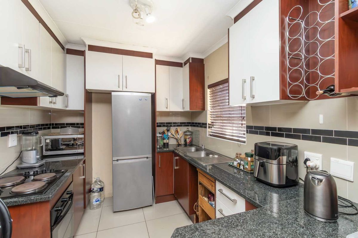 Stunning Corner Stand Townhouse: Largest Garden in a well maintained pet friendly Complex! - Photo 5