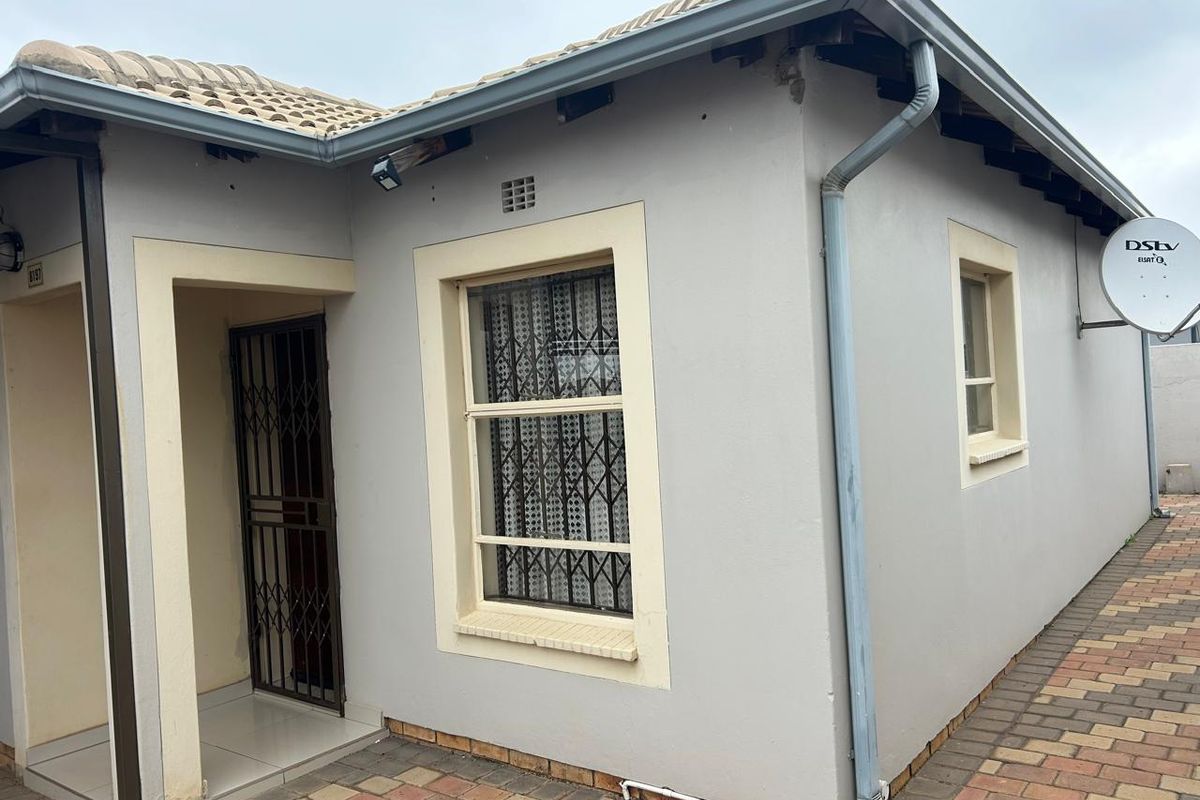 Clayville- R940 000 Neat Family Home - Photo 4