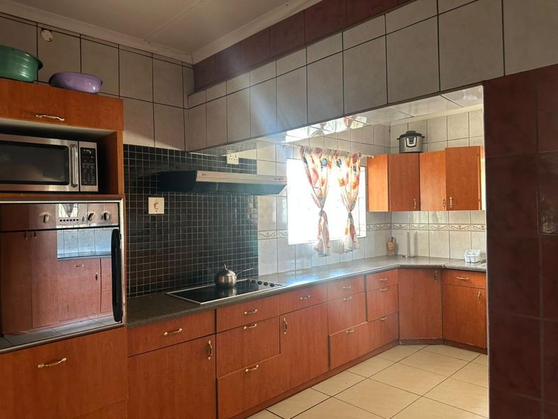For sale Oshakati Live in Style: Elegant 6-Bedroom Home with Extras - Photo 5