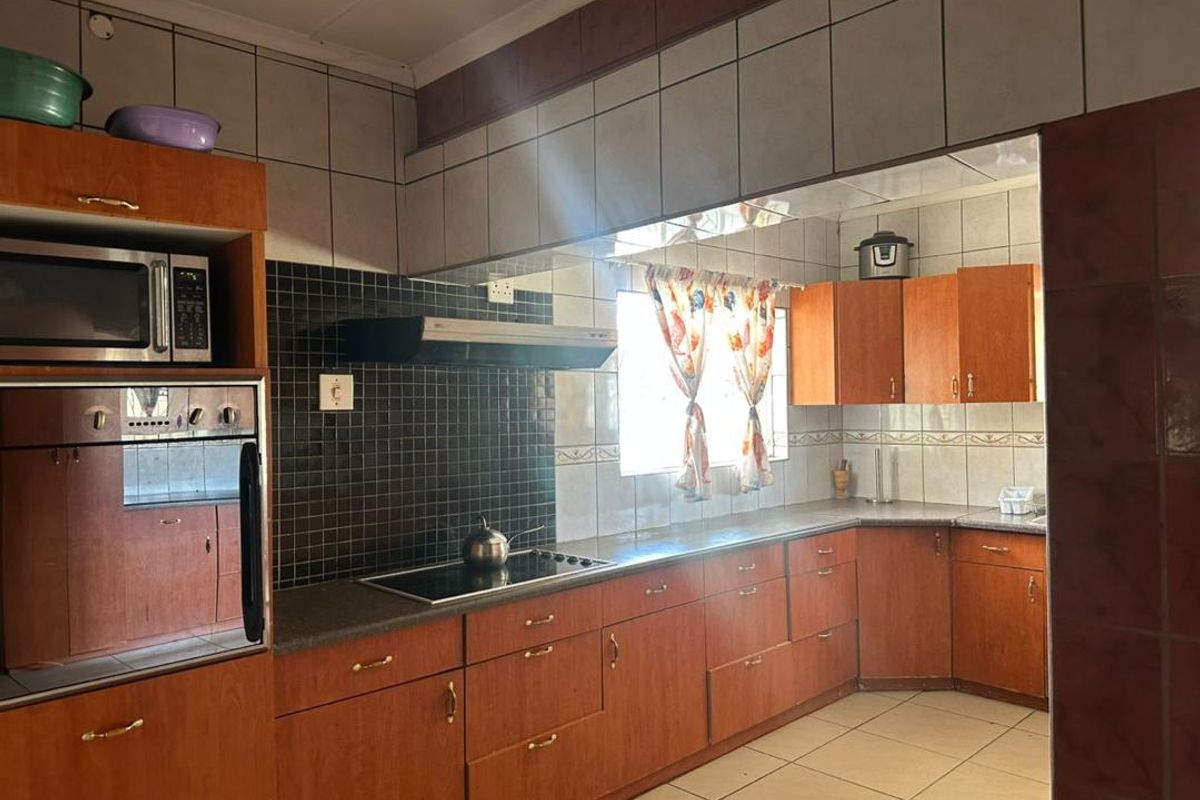 For sale Oshakati Live in Style: Elegant 6-Bedroom Home with Extras - Photo 5