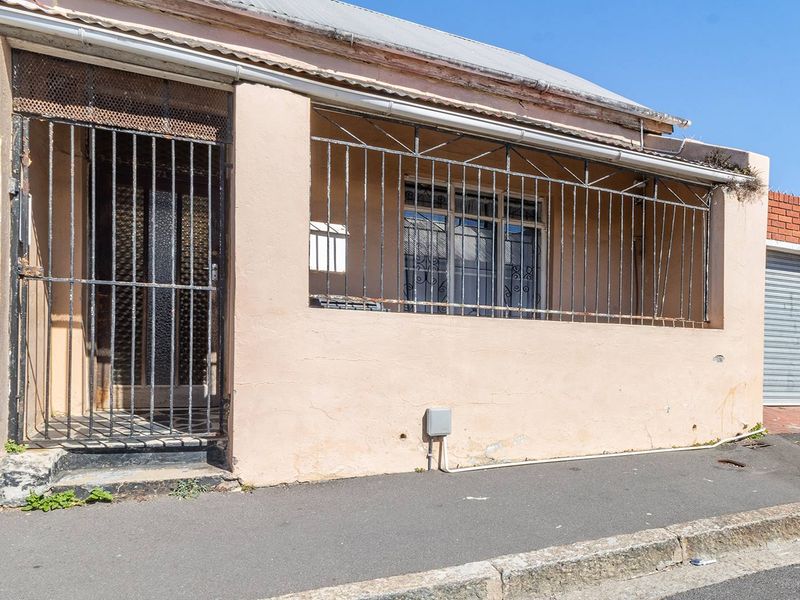 4-Bedroom, 1-Bath Home with Great Bones – Ready for a Little TLC - Photo 2