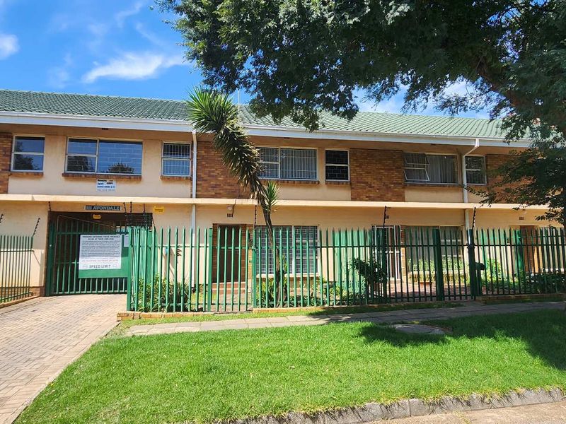 Neat 3 bedroom townhouse with garden - Benoni Central - Not pet friendly - Photo 2