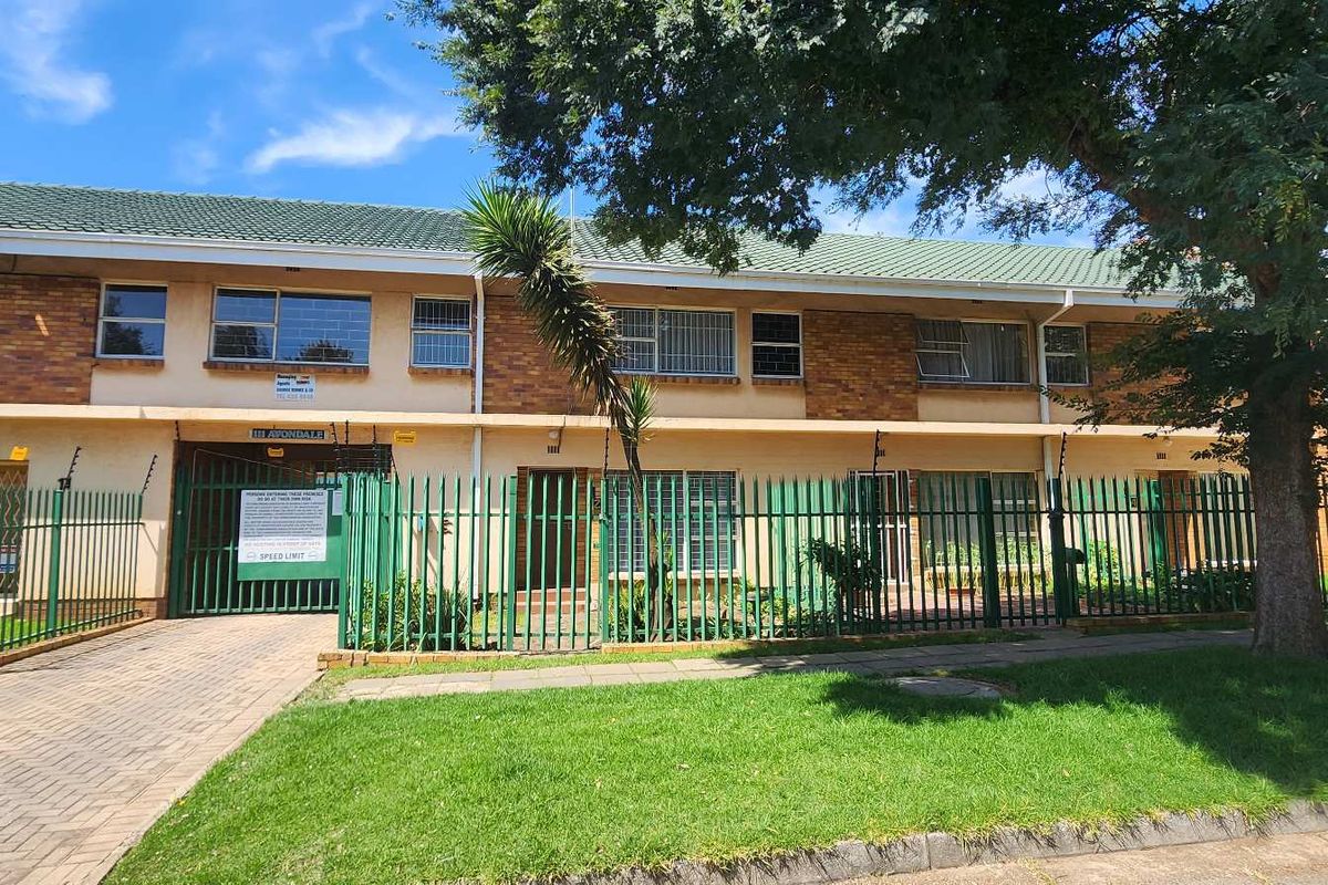 Neat 3 bedroom townhouse with garden - Benoni Central - Not pet friendly - Photo 2