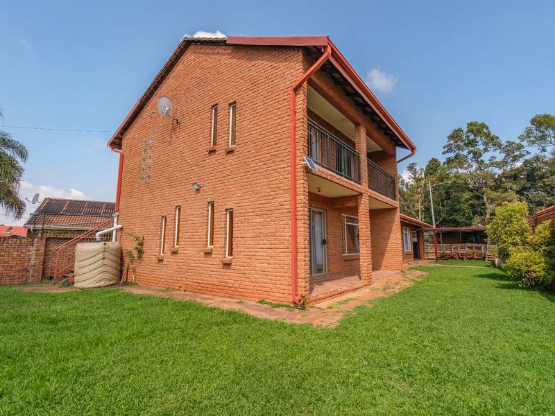 Klinker Brick, lock up and go, in a great location. - Photo 4