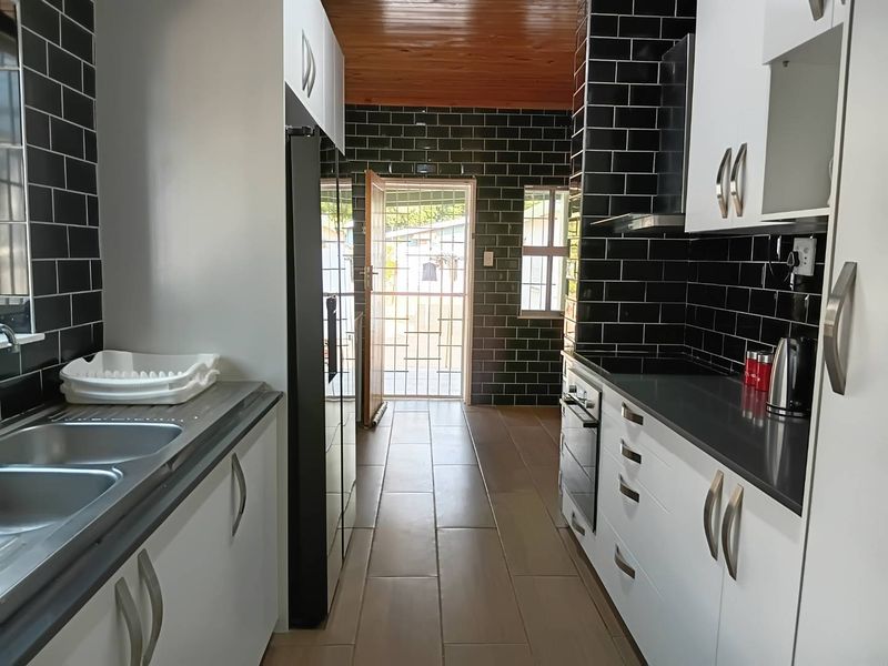 Olympia - Spacious 4 bedroom home to let with huge yard. - Photo 4
