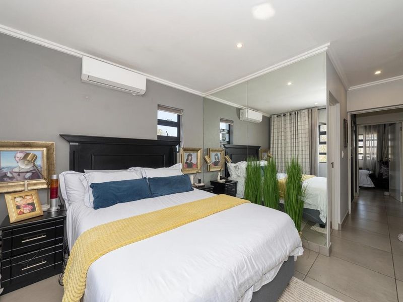 Lovely 2 bedroom Penthouse Apartment with gorgeous views for rent in Bryanston - Photo 7