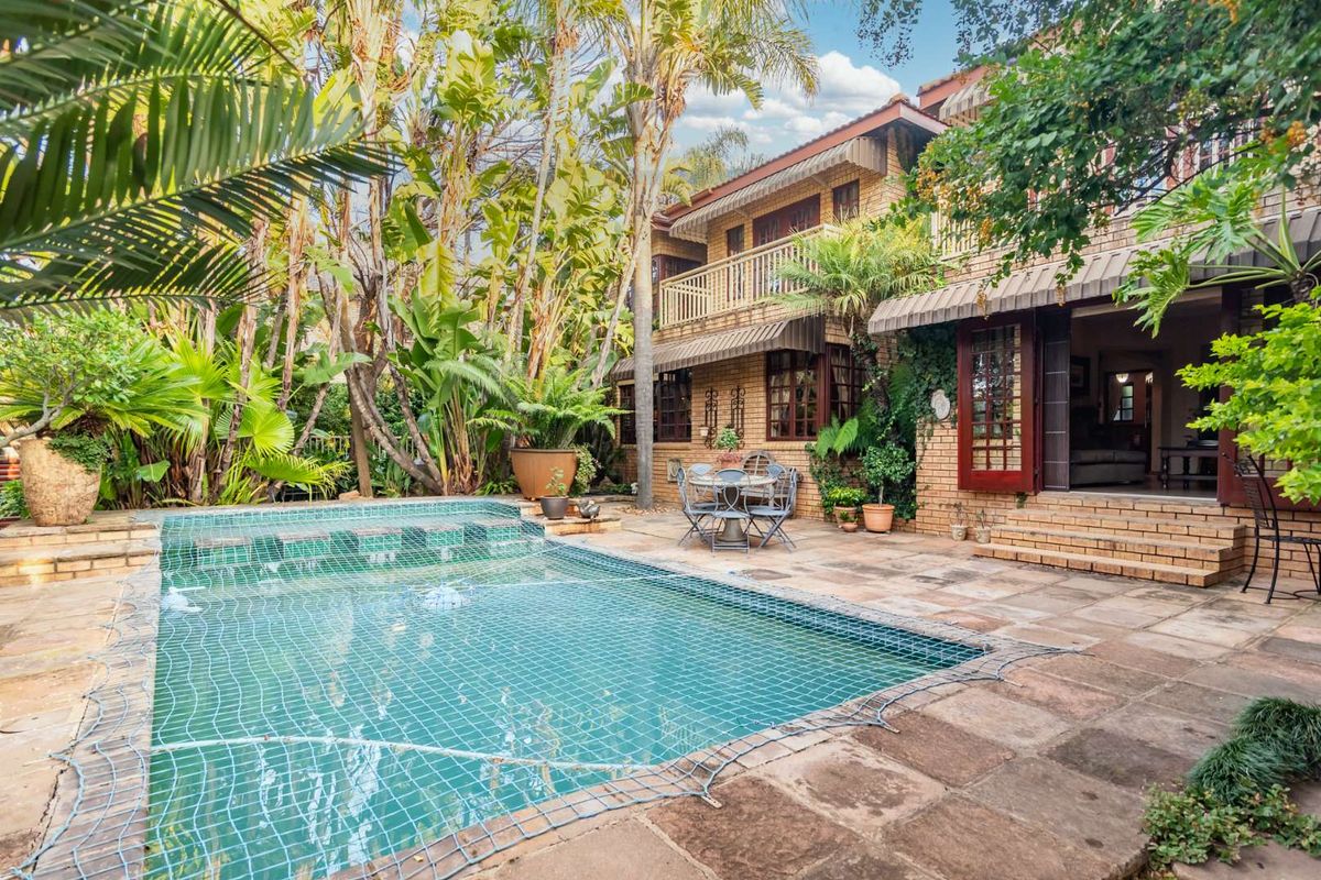 Elegant Family Estate with Exceptional Space and Lifestyle Appeal - Photo 5