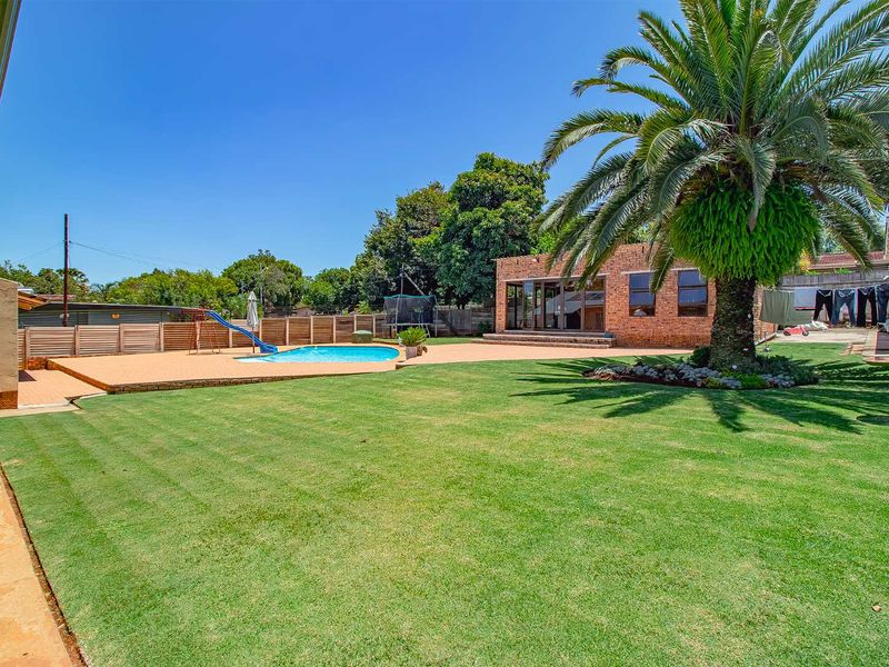 Well maintained Family Home on a large stand. - Photo 3