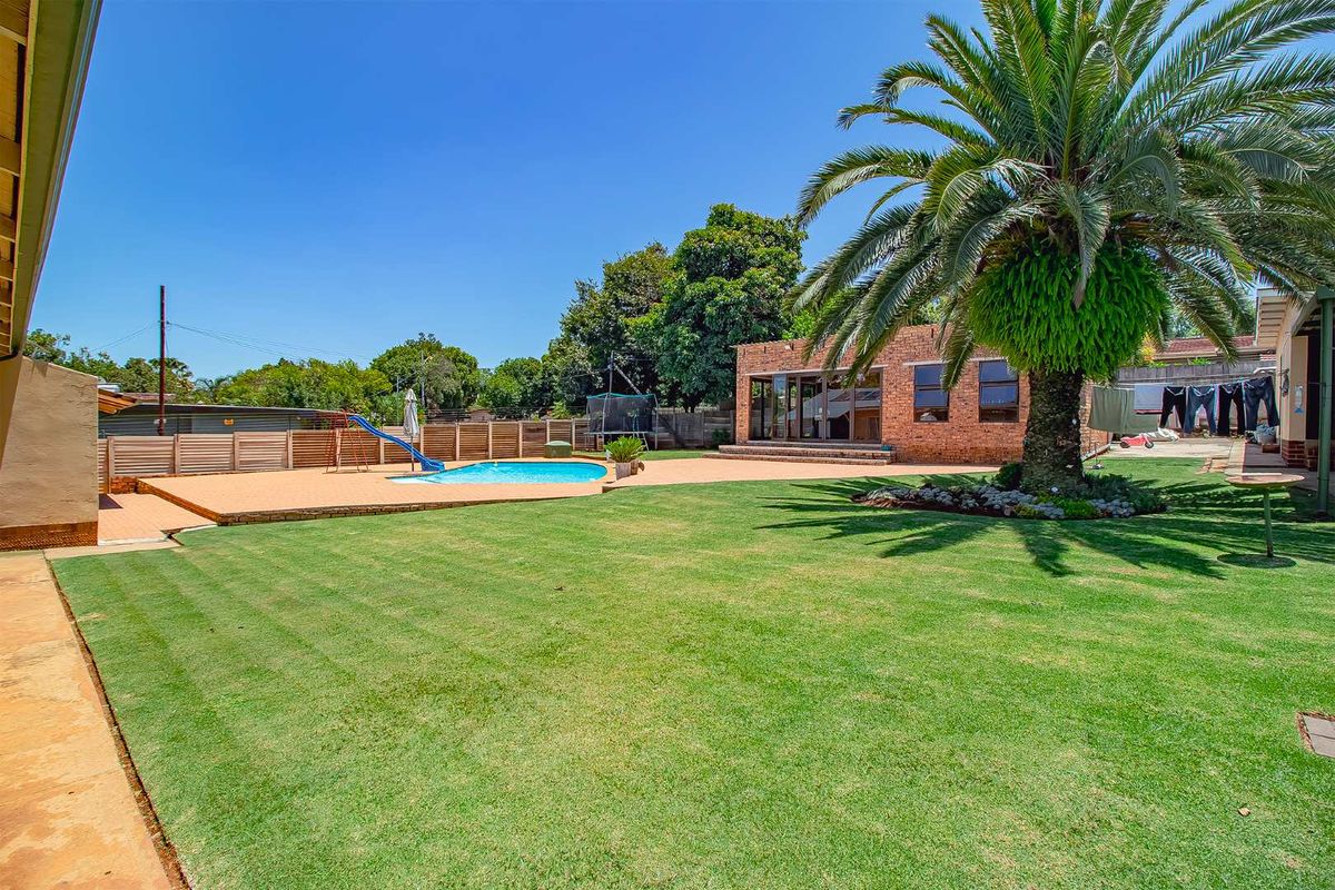 Well maintained Family Home on a large stand. - Photo 3