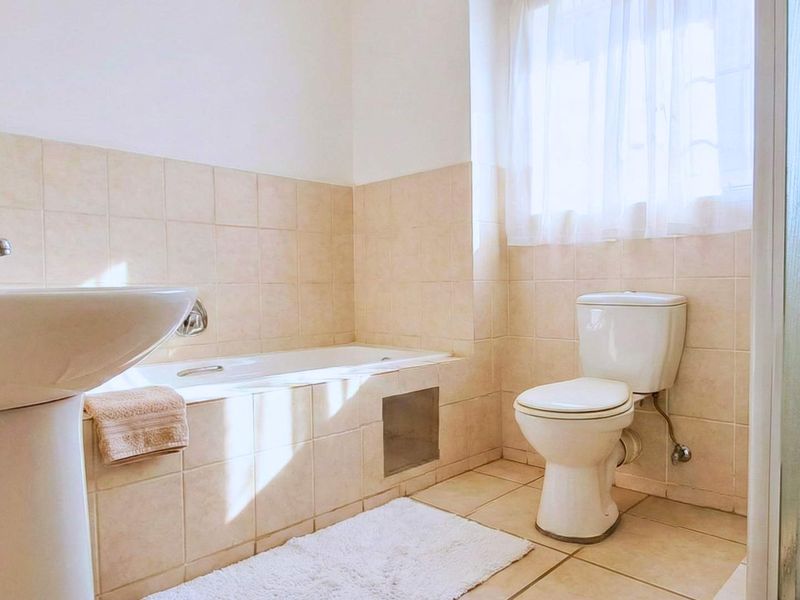 Affordable one‐bed gem with patio and parking - Photo 7