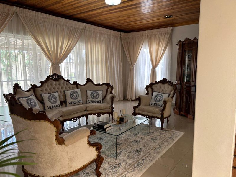 Stunning Family Home in Laudium Awaits Your New Memories - Photo 8