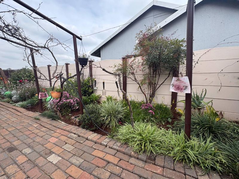 Charming 3-Bedroom Home with Lush Garden & Pool in Rothdene - Photo 3