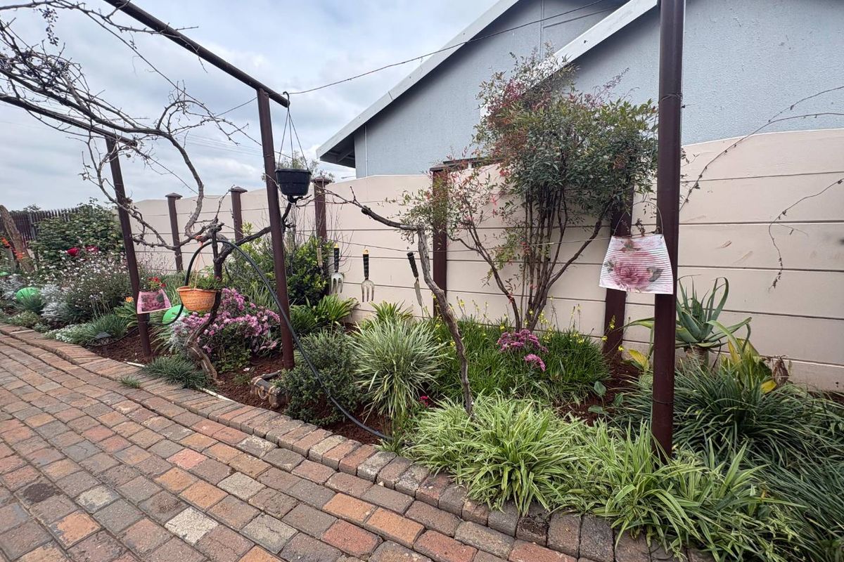 Charming 3-Bedroom Home with Lush Garden & Pool in Rothdene - Photo 3