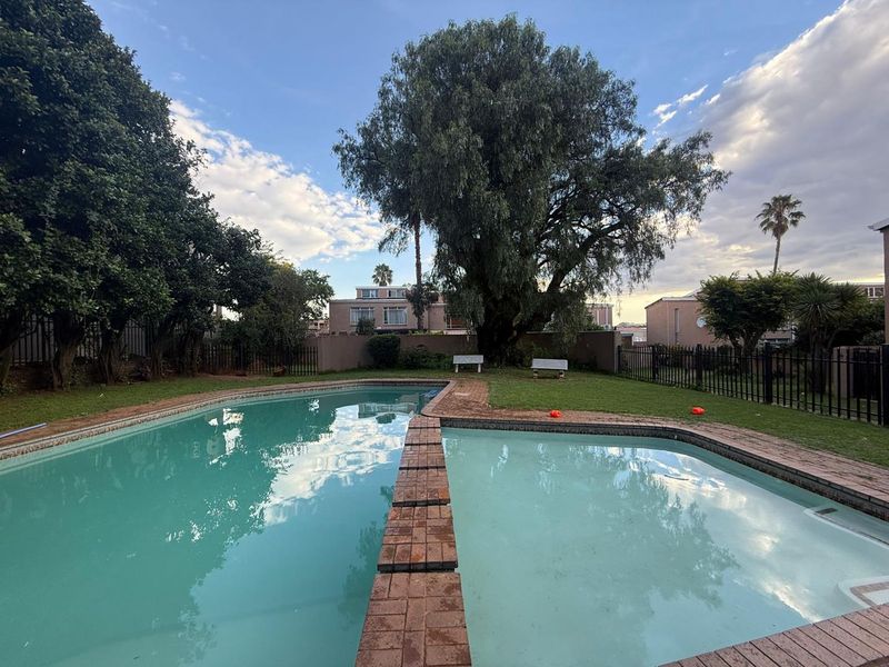 Well Located 3 Bedroom Unit with Strong Potential - Photo 3
