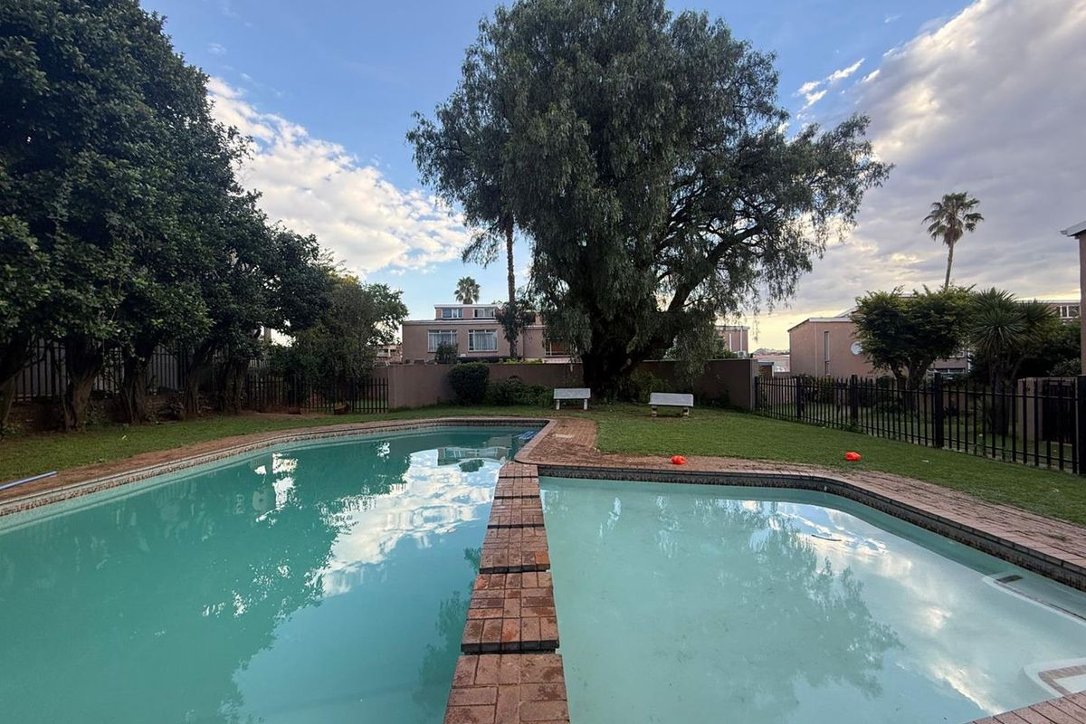 Well Located 3 Bedroom Unit with Strong Potential - Photo 3