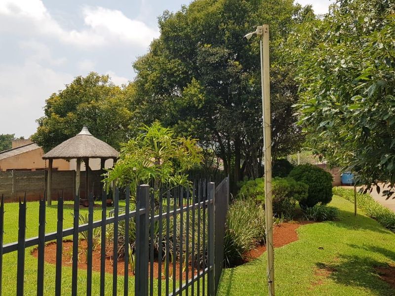 Ideal Location: Cozy 2-Bedroom Near Gautrain Station at Only R460k - Photo 2