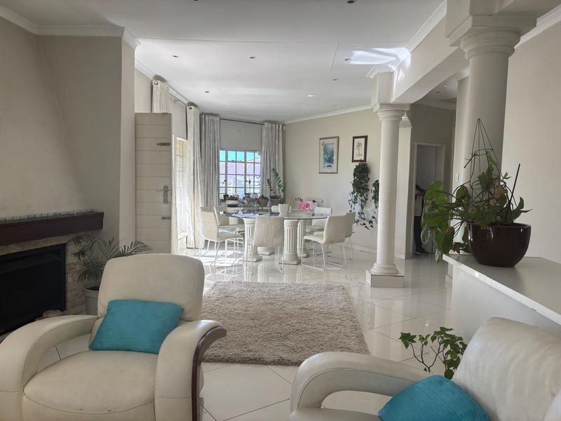 3 Bedroom House for sale in Mondeor - Photo 4