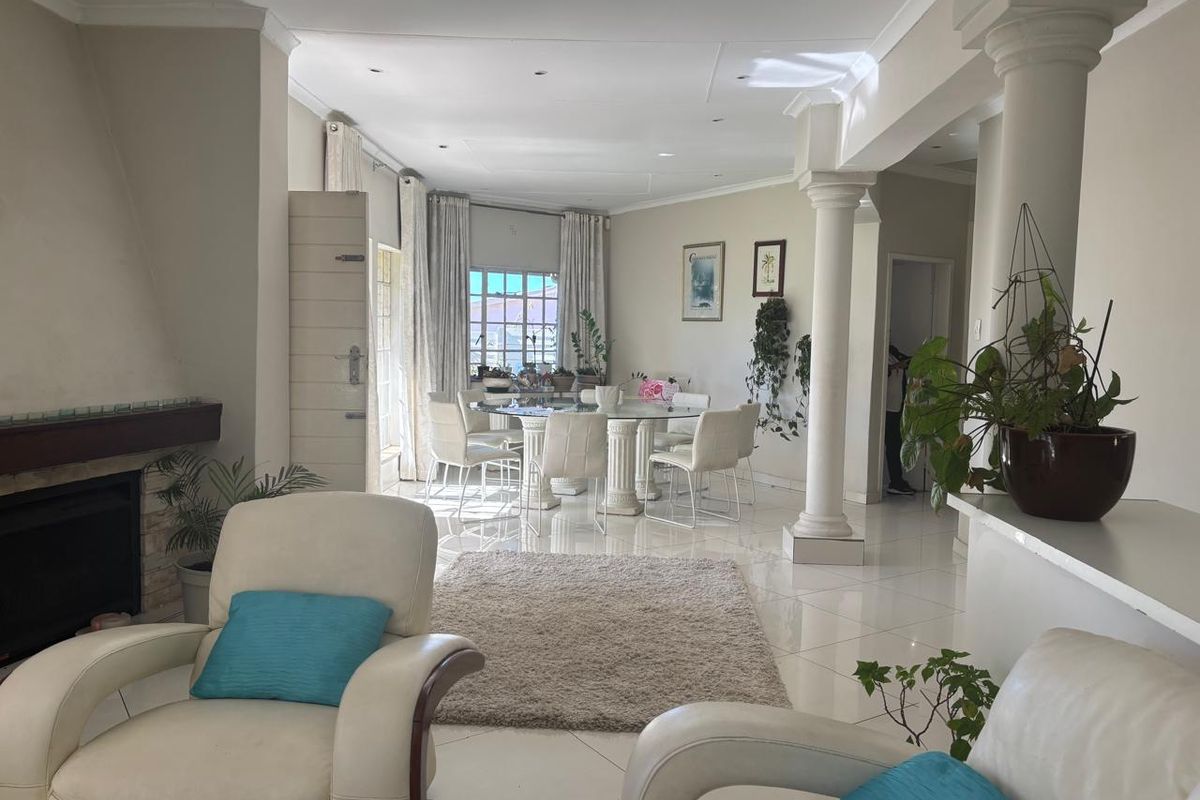 3 Bedroom House for sale in Mondeor - Photo 4