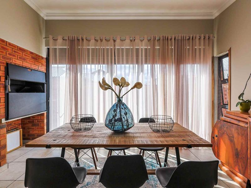 Sophisticated Single-Level Sanctuary: Eco-Friendly Luxury in an Exclusive 15-Unit Enclave - Photo 3