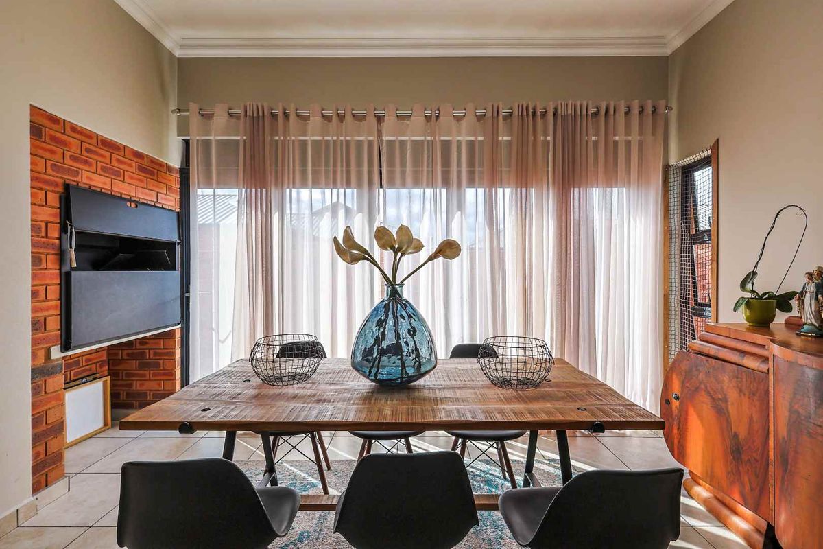 Sophisticated Single-Level Sanctuary: Eco-Friendly Luxury in an Exclusive 15-Unit Enclave - Photo 3