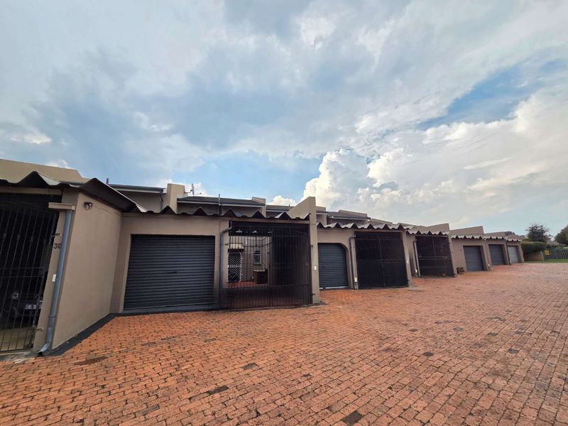 Secure living in the heart of Goedeburg! - Photo 4