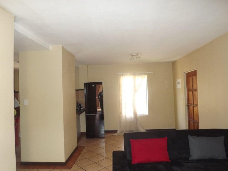 **Charming 2 Bedroom Apartment in a Popular Area** - Photo 5