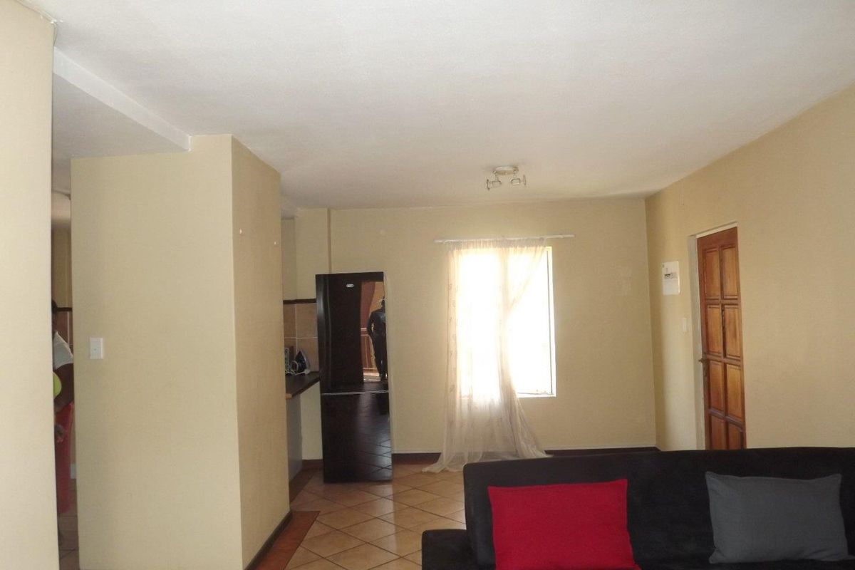 **Charming 2 Bedroom Apartment in a Popular Area** - Photo 5